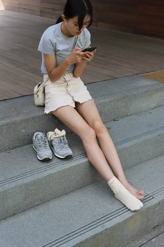 物恋传媒 No.050 待我长发及腰,只为你的微笑,灰色NB配浅黄棉袜 - 物恋传媒